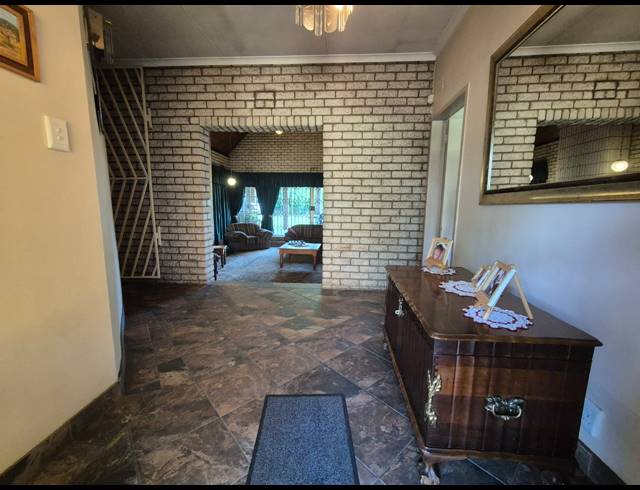 5 BEDROOM HOUSE FOR SALE IN VAN DER MERWES KROON